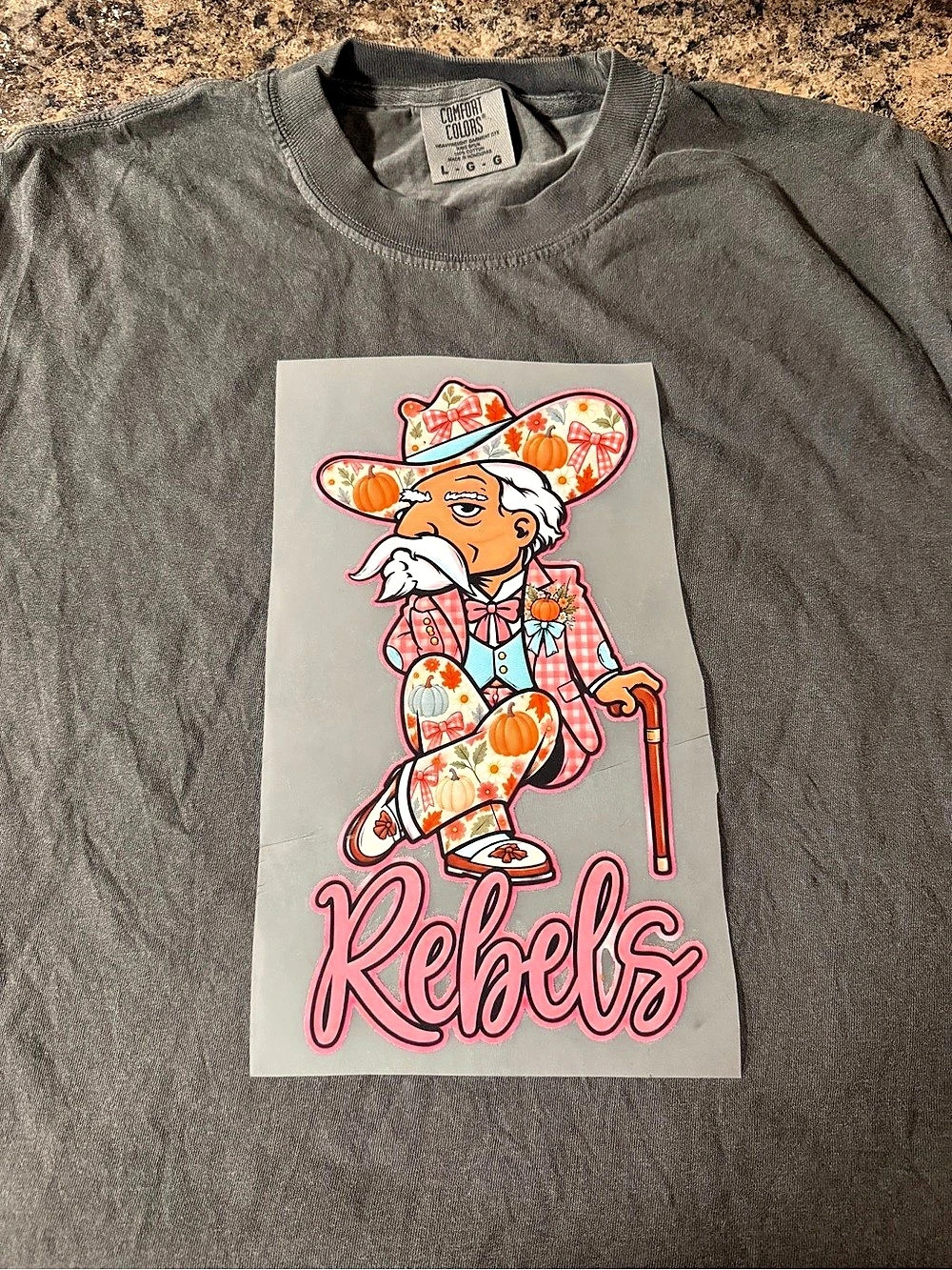 Comfort Colors Rebels graphic tee Gray & Pink Size Large
